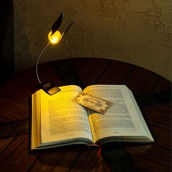 Produktbild: Harry Potter Goldener Snitch Buchlampe mit Clip-Halterung