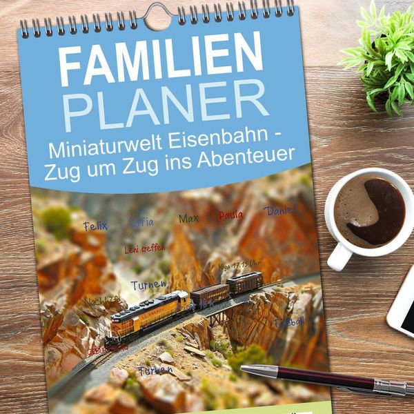 Produktbild: Familienplaner 2026 - Miniaturwelt Eisenbahn - Zug um Zug ins Abenteuer mit 5 Spalten (Wandkalender, 21 x 45 cm) CALVENDO