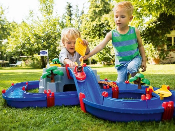 Produktbild: AquaPlay - Wasserbahn Set Bergsee - 42-teiliges Spieleset mit Bergsee, Wasserfall und geheimer H&ouml;hle, Wasserspielspa&szlig; inkl. 3 Tierfiguren, 2 Booten, ab 3 Jahren