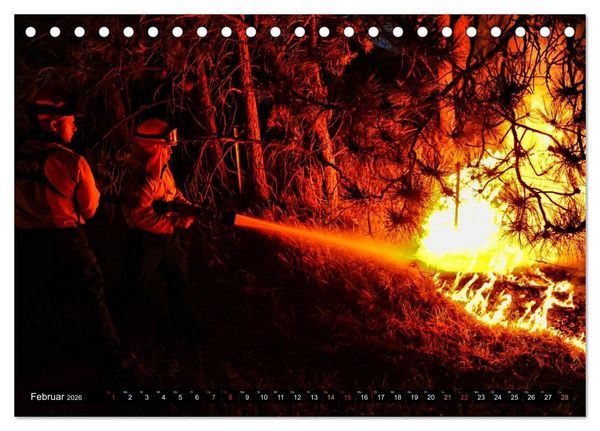 Produktbild: Feuerwehr - Leben mit der Gefahr (Tischkalender 2026 DIN A5 quer), CALVENDO Monatskalender