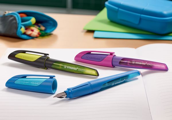 Produktbild: STABILO Schulf&uuml;ller mit Standard-Feder M -   EASYbuddy in dunkelblau/hellblau - Schreibfarbe blau (l&ouml;schbar) - Einzelstift - inklusive Patrone