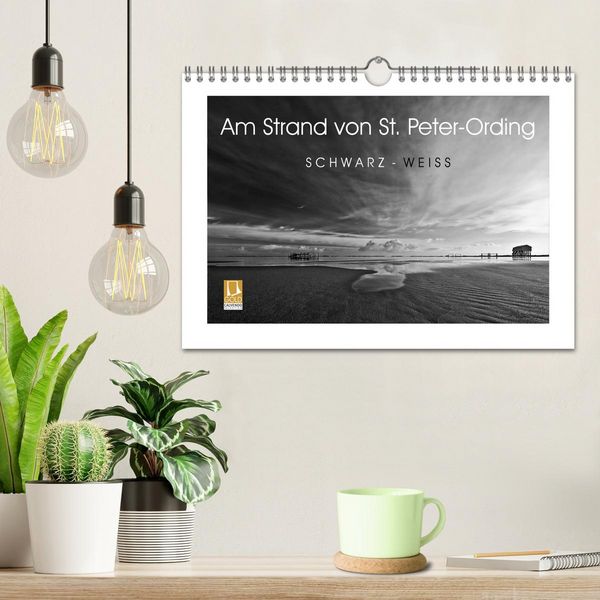 Produktbild: Am Strand von St. Peter-Ording SCHWARZ-WEISS (Wandkalender 2026 DIN A4 quer), CALVENDO Monatskalender