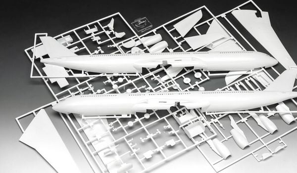 Produktbild: Revell 03803 A340-300 Lufthansa New Livery Flugmodell Bausatz 1:144
