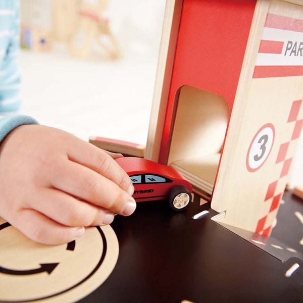 Produktbild: Hape E3002 - Parkhaus Spieleset aus Holz, ink. Autos + Hubschrauber