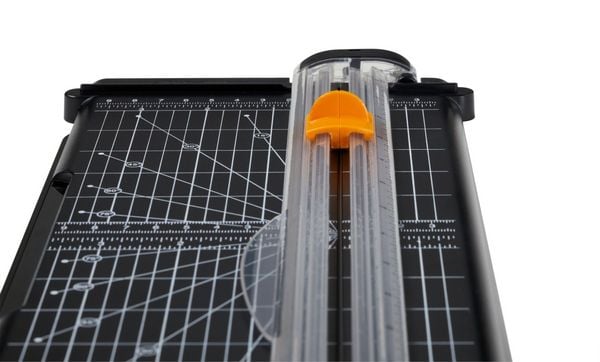 Produktbild: Fiskars Papierschneidemaschine SureCut Papierschneidemaschine A4, Recycling Mischung