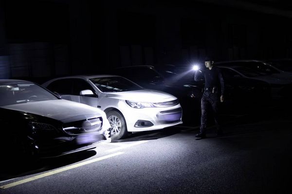 Produktbild: OLight LED Mini-Taschenlampe mit Holster, mit G&uuml;rtelclip akkubetrieben 178g
