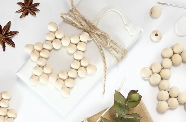 Produktbild: Folia Holzperlen Sterne Set NATURE, 161-teilig