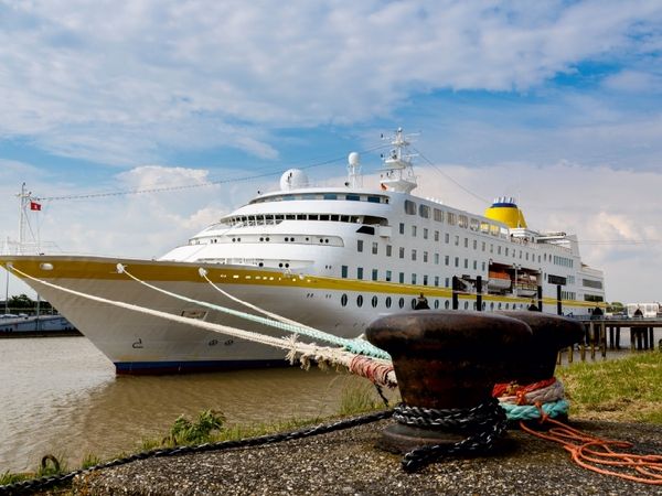 Produktbild: CALVENDO Puzzle Kreuzfahrtschiff liegt vor Anker | 1000 Teile Lege-Gr&ouml;&szlig;e 64x48cm Foto-Puzzle f&uuml;r gl&uuml;ckliche Stunden