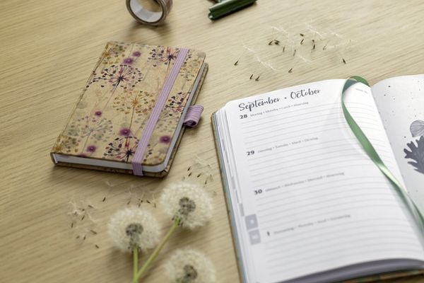 Produktbild: SIGEL TH675 Wochenkalender Jolie 2027, ca. A6, braun, lila, goldgelb