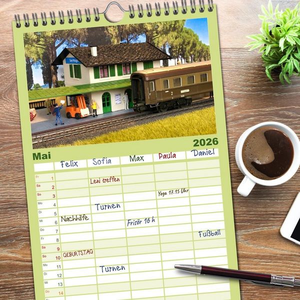 Produktbild: Familienplaner 2026 - Retro Modellbahnanlagen mit 5 Spalten (Wandkalender, 21 x 45 cm) CALVENDO