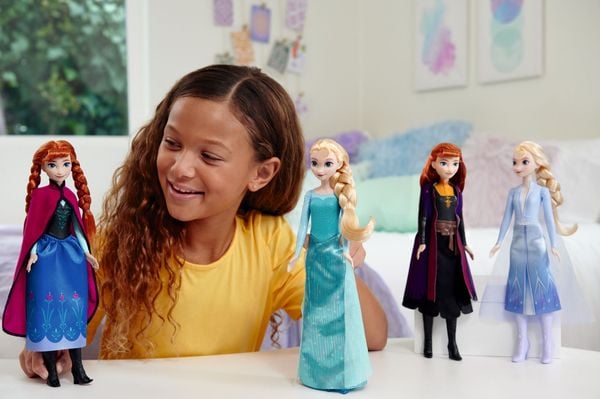 Produktbild: Disney Die Eiskönigin Spielzeug, Elsa-Modepuppe mit Accessoires