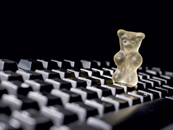 Produktbild: CALVENDO Puzzle Gummib&auml;rchen auf Computer-Tastatur | 1000 Teile Lege-Gr&ouml;&szlig;e 64x48cm Foto-Puzzle f&uuml;r gl&uuml;ckliche Stunden