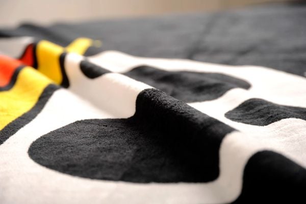 Produktbild: Herding 7664401036 - Flauschdecke One Piece, Totenkopf-Design, Skull, Polyester, 150x200 cm, Wolldecke