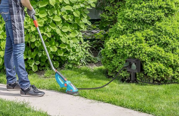 Produktbild: Sygonix SY-5231004 Gartensteckdose 2fach Schwarz, Standard-Gr&uuml;n (seidenmatt) erh&ouml;hter Ber&uuml;hrungsschutz