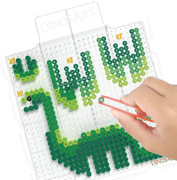 Produktbild: Klassische B&uuml;gelperlen mal anders &ndash; im 3D Effekt! Das Set enth&auml;lt 13 Dinosaurier-Vorlagen f&uuml;r 3D Figuren, 4000 B&uuml;gelperlen und ein LED-Licht zum Beleuchten des Vulkans. Mit n&uuml;tzlichem Zubeh&ouml;r wie B&uuml;gelpapier, Plastikpinzette und einer Anleitung.