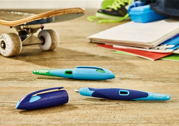 Produktbild: STABILO Ergonomischer Schulf&uuml;ller f&uuml;r Linksh&auml;nder mit Anf&auml;nger-Feder A -   EASYbirdy in himmelblau/grasgr&uuml;n - Einzelstift - inklusive Patrone