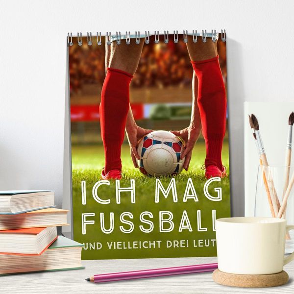 Produktbild: Ich mag Fu&szlig;ball&hellip; und vielleicht drei Leute. Spr&uuml;che und Weisheiten vom Spielfeldrand (Tischkalender 2026 DIN A5 hoch), CALVENDO Monatskalender