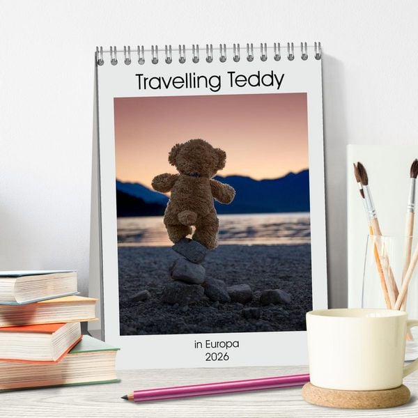 Produktbild: Travelling Teddy in Europa (Tischkalender 2026 DIN A5 hoch), CALVENDO Monatskalender