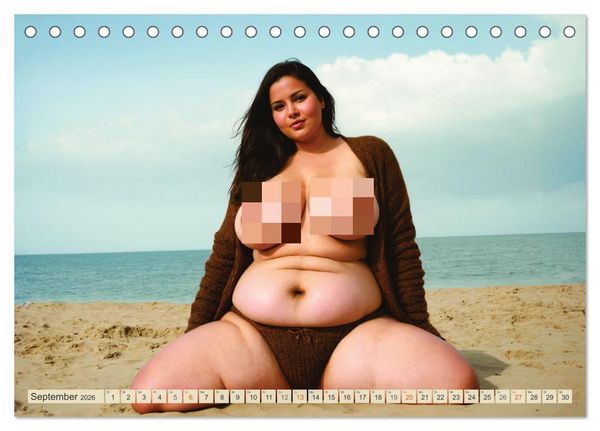 Produktbild: XXL Beach Girls Kalender - Kurvige Frauen am Strand (Tischkalender 2026 DIN A5 quer), CALVENDO Monatskalender