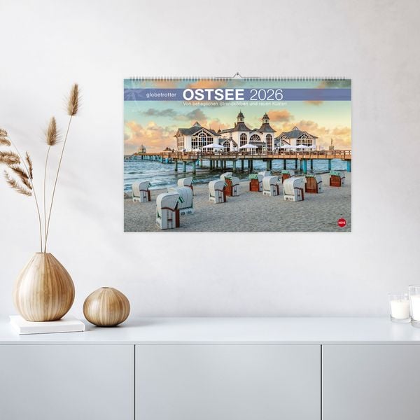 Produktbild: Ostsee Globetrotter Kalender 2026 - Von behaglichen Strandkörben und rauen Küsten