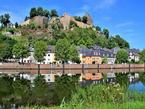 Produktbild: CALVENDO Puzzle Blick auf die Burgruine Saarburg | 1000 Teile Lege-Gr&ouml;&szlig;e 64x48cm Foto-Puzzle f&uuml;r gl&uuml;ckliche Stunden