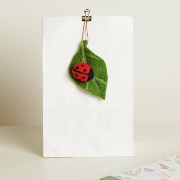 Produktbild: Aufh&auml;nger Filz-Blatt mit Marienk&auml;fer, 10 x 6,5 x 2,4cm