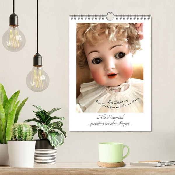 Produktbild: Alte Hausmittel - pr&auml;sentiert von alten Puppen (Wandkalender 2026 DIN A4 hoch), CALVENDO Monatskalender