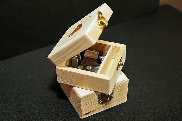 Produktbild: Das Herz von Sankt Pauli - Walzerspieluhr in Pinienholzk&auml;stchen
