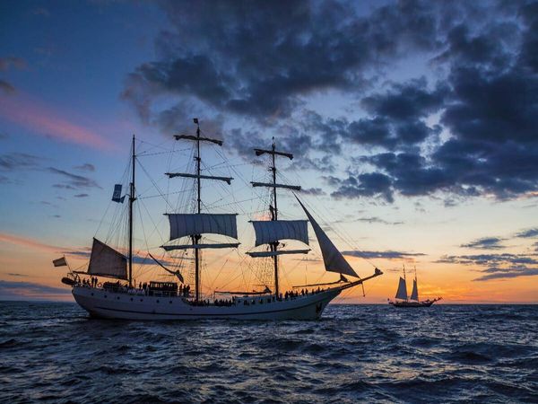 Produktbild: CALVENDO Puzzle Ein Motiv aus dem Kalender Windjammer auf der Ostsee im Abendlicht | 1000 Teile Lege-Gr&ouml;&szlig;e 64x48cm Foto-Puzzle f&uuml;r gl&uuml;ckliche Stunden