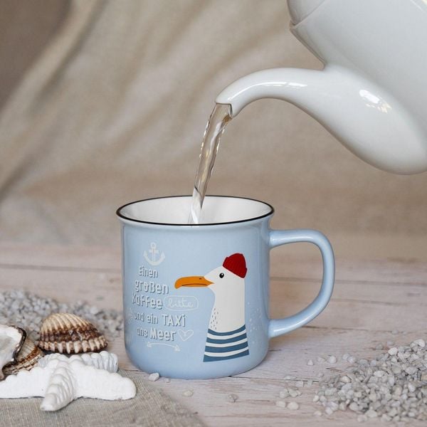 Produktbild: Becher in Emmailoptik "Einen gro&szlig;en Kaffee bitte und ein Taxi zum Meer"