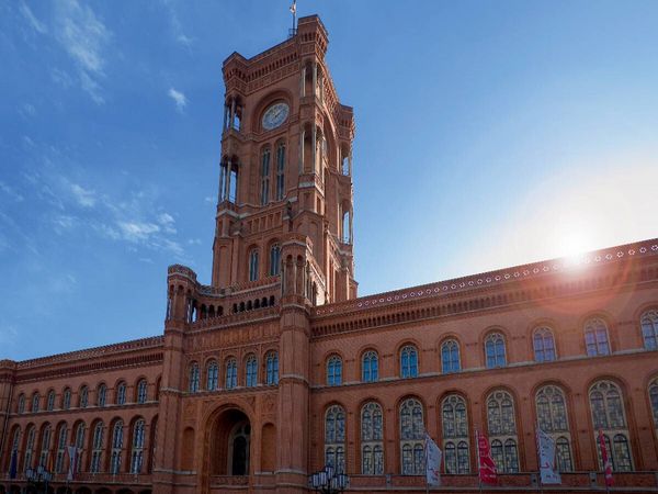 Produktbild: CALVENDO Puzzle Rotes Rathaus | 1000 Teile Lege-Gr&ouml;&szlig;e 64x48cm Foto-Puzzle f&uuml;r gl&uuml;ckliche Stunden