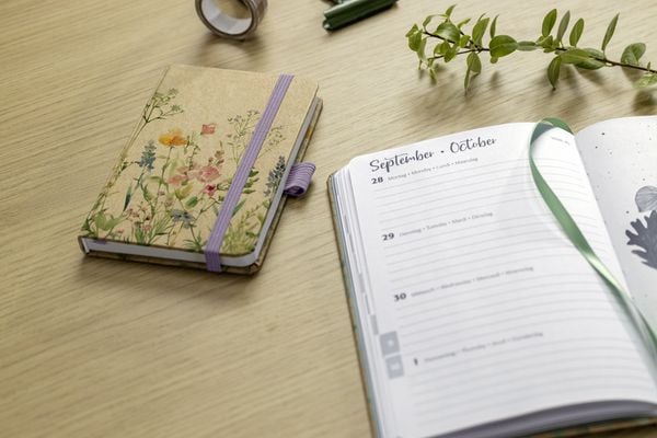 Produktbild: SIGEL TH673 Wochenkalender Jolie 2027, ca. A6, braun, gr&uuml;n, gelb, rosa, blau