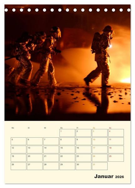 Produktbild: Feuerwehr - Warten auf den n&auml;chsten Einsatz (Tischkalender 2026 DIN A5 hoch), CALVENDO Monatskalender