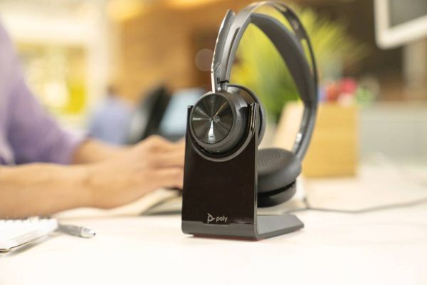 Produktbild: HP Poly Voyager Focus 2 On Ear Headset Bluetooth&reg; Stereo Schwarz Noise Cancelling Headset Computer