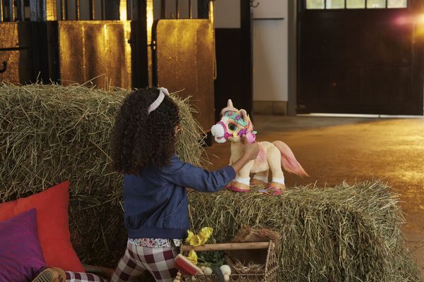 Hasbro F43955L0 - FurReal Cinnamon, Mein stylisches Pony, interaktives Tier mit 80+ Geräusche und Reaktionen