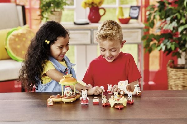 Produktbild: Sylvanian Families 5757 - Hamburger Stand, Mobiler Hamburger Imbiss mit Figur, Spielset