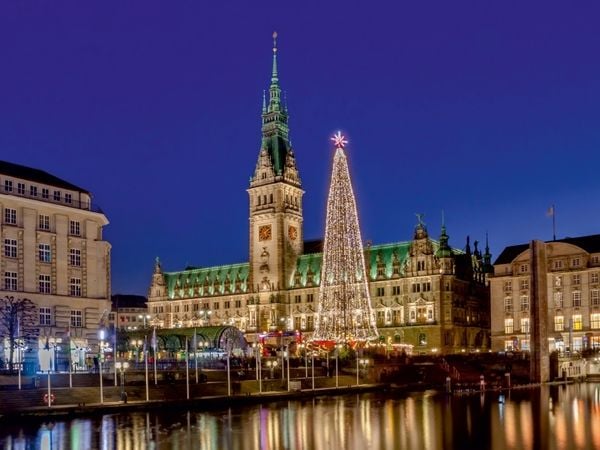 Produktbild: Hamburger Rathaus mit gro&szlig;er LED-Tanne (Puzzle)