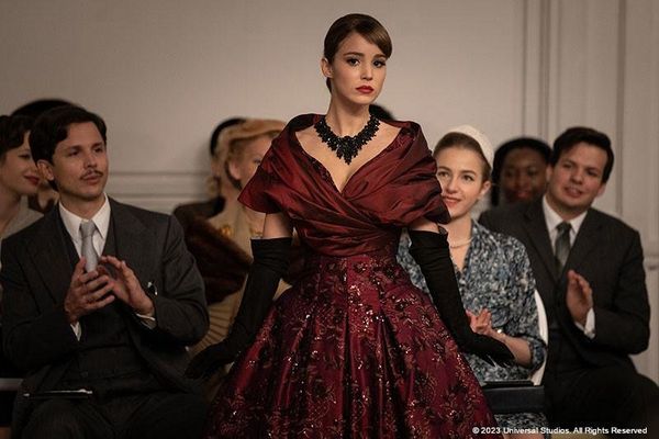 Produktbild: Mrs. Harris und ein Kleid von Dior