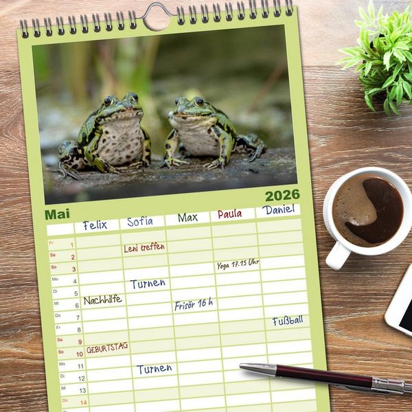 Produktbild: Familienplaner 2026 - Gl&uuml;ckliche Fr&ouml;sche mit 5 Spalten (Wandkalender, 21 x 45 cm) CALVENDO