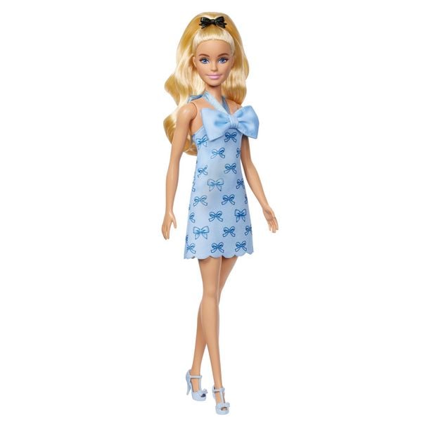 Barbie Fashionistas-Puppe Nr. 237 in blauem Neckholderkleid mit Schleife, blondem Haar, das zu einem Zopf gebunden ist, und einer Haarschleife
