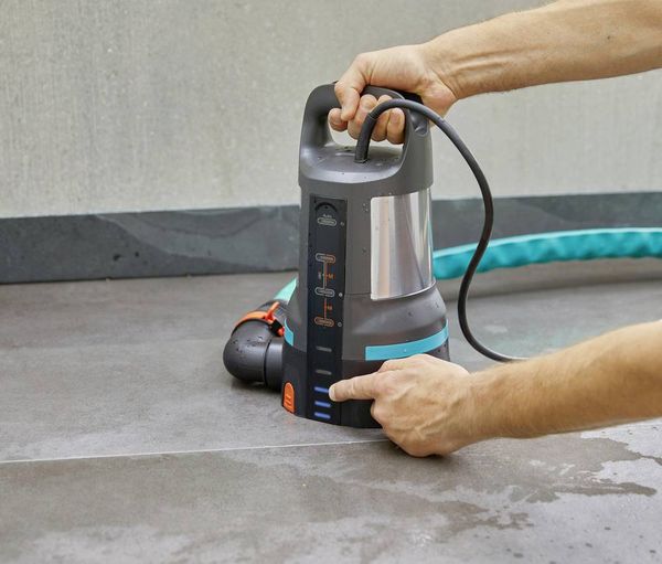Produktbild: GARDENA 11000 aquasensor 09034-61 Klarwasser-Tauchpumpe 11.000 l/h 7 m