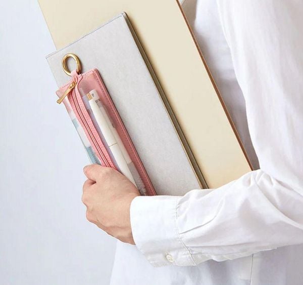 Produktbild: EMILY Mesh Federm&auml;ppchen (Pink) Flat Pen Case | by KING JIM