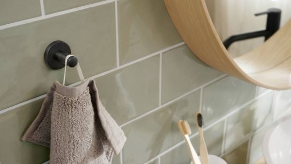 Produktbild: Tesa MOON BLACK Handtuchhaken Klebstoff Metall