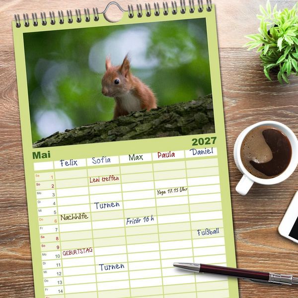 Produktbild: Familienplaner 2027 - Mit dem Eichh&ouml;rnchen durchs Jahr mit 5 Spalten (Wandkalender, 21 x 45 cm) CALVENDO