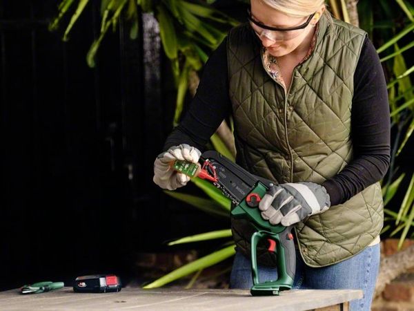 Produktbild: Bosch Home and Garden EasyChain 18V-15-7 Akku-Kettens&auml;ge