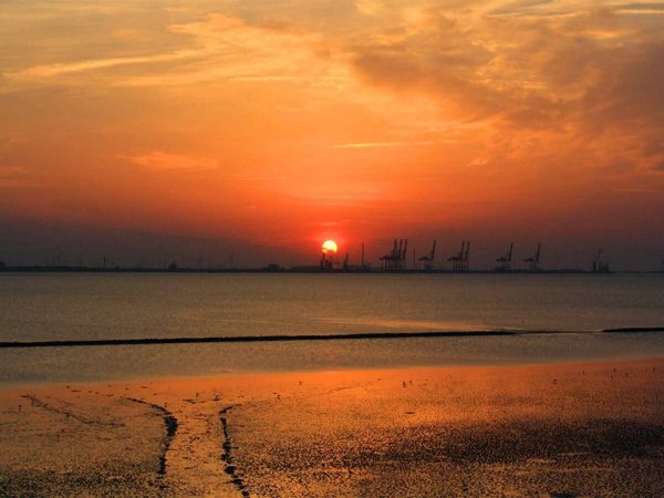 Produktbild: CALVENDO Puzzle Sonnenuntergang am Jade-Weser-Port | 1000 Teile Lege-Gr&ouml;&szlig;e 64x48cm Foto-Puzzle f&uuml;r gl&uuml;ckliche Stunden