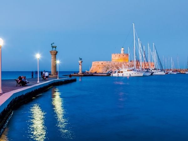 Produktbild: Mandraki-Hafen in der Stadt Rhodos auf der Insel Rhodos (Puzzle)