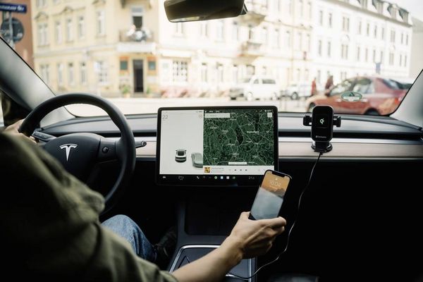 Produktbild: Verbatim Induktions-Ladeger&auml;t 15 W FWC-02 Qi Fast Wireless Car Charger 49553 Ausg&auml;nge Magnetanschluss Schwarz