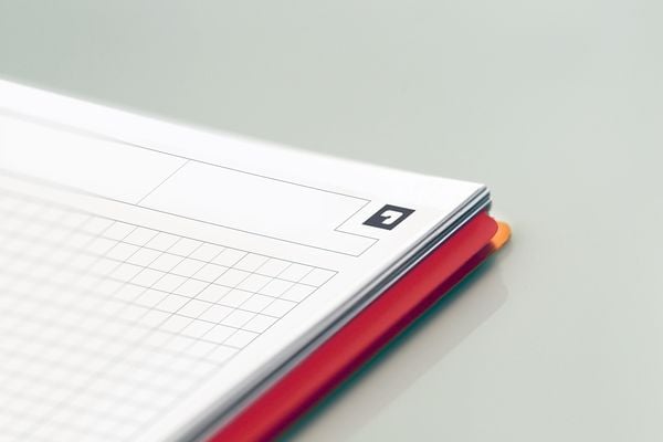 Produktbild: OXFORD International Activebook A4+, kariert 5 mm, 80 Blatt, 80 g/m&sup2;, 4fach gelocht, mit PP-Deckel und Lesezeichen-Register