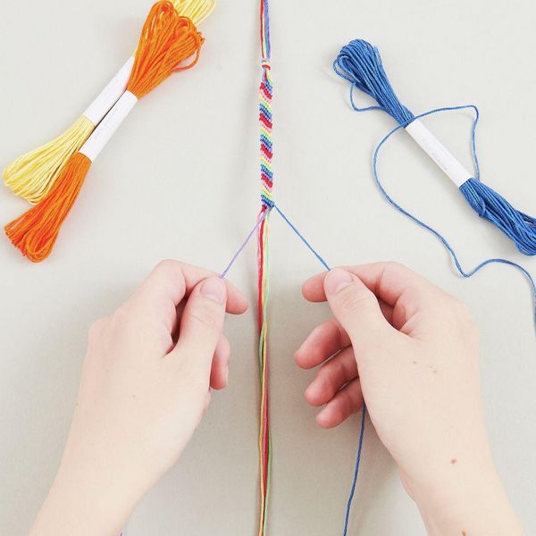 Produktbild: DIY Freundschaftsarmb&auml;nder Set, Classic Colours, 10 x 8 m Stickgarn in 10 verschiedenen Farben, 100 % Baumwolle